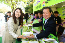 김천 샤인머스켓포도, 수도권 입맛 사로잡아…국회도서관 앞 광장 홍보·판촉 행사