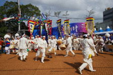 [포토] 흥겨운 가락에 어깨가 들썩…흥해라 조선오일장 마당극