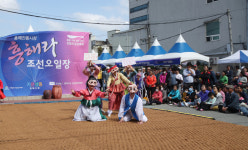 [포토] 흥겨운 가락에 어깨가 들썩…흥해라 조선오일장 마당극