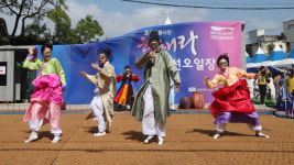 [포토] 흥겨운 가락에 어깨가 들썩…흥해라 조선오일장 마당극