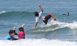 [포토] 용한 해변 물살 가르며…제2회 포항 메이어스컵 서핑챔피언십