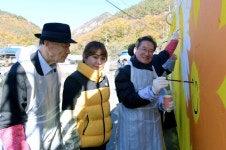 영천시 자양면주민자치위원회, 용화리 담장 벽화 그리기 행사 개최