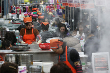 [포토] 칼국수·수제비 김이 모락모락…대구 서문시장