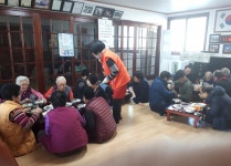 포항시의정회 자치학교15기봉사단, 환여동 경로당 2곳 떡국 대접