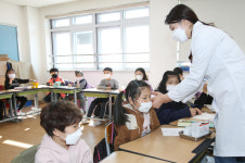 [포토] 포항 흥해초 첫 등교…마스크·발열 체크