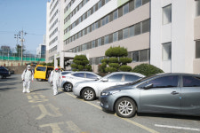 [포토] 포항시 북구보건소, 확진자 거주 아파트 방역