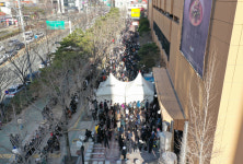 [포토] 마스크 대란…대구시민, 수성구 이마트 앞 장사진