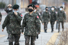 [포토] 국가의 임무를 받아…신임 간호장교 75명 국군대구병원 이동