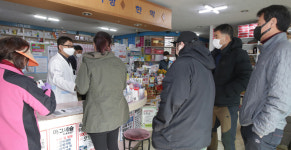 [포토] 마스크 5부제 시행 첫날…포항시민 구매 성공했어요