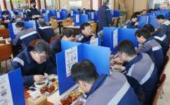 [포토] 코로나19 만들어낸 포항철강공단 구내식당 진풍경