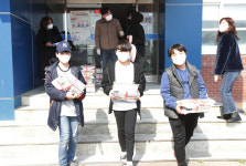 [포토] 교과서 받아 든 신입생…입학 또 2주 연기