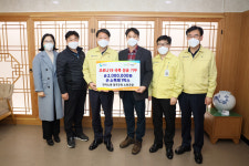 한국노총 칠곡군청 노동조합, 칠곡군에 코로나19 극복 성금·손소독제 전달