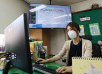 [포토] 온라인 숙제 확인하는 교사…교육부, 원격수업 수업일수 인정 추진