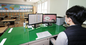 [포토] 대구 초등학교 담임교사, 온라인 수업 준비