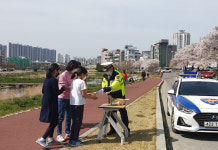 경산경찰서, 남천강변서 시민들에 교통사고 예방 홍보