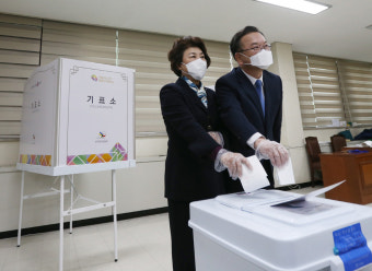 [포토] 대구 수성구갑 김부겸 후보, 사전투표