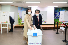 김충섭 김천시장, 사전투표…시민들 투표 참여 독려
