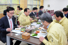 축산농가 이광영 씨, 군위군청 직원들에 신품종 한돈 한 마리 기부