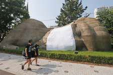 [포토] 대구 달서구청, 원시인 조형물에 마스크 설치