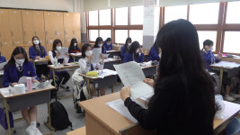 경북지역 고3 학생들 등교…반갑다 친구야