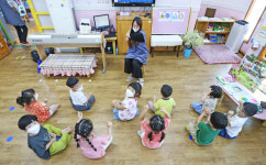 [포토] 마스크 쓰기 필수…122일 만에 등원한 대구 어린이집