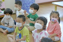 [포토] 마스크 쓰기 필수…122일 만에 등원한 대구 어린이집