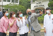 [포토] 해리스 주한미국대사, 대구 동산병원 방문