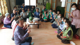 포항 장기면·자생단체, 경로당 어르신에 초복맞이 수박·떡 전달