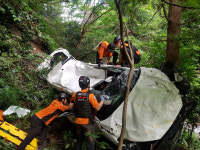 울릉도 관광 렌트카 내수전 인근 계곡 50m 추락…2명 부상