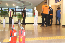 [포토] 군위군청서 단독후보지 찬성 주민 시너 뿌리며 소동