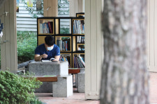 [포토] 시원한 나무 그늘 아래서…2·28 공원 숲 속 도서관