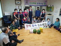 포항 제철동·자유총연맹 제철동협의회, 4개 경로당에 수박·떡 전달