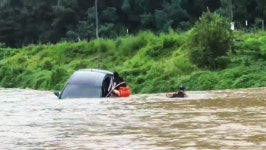 청송 길안천서 승용차 탄 채 떠내려가던 여성 1명 극적 구조