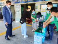 포항 연일읍새마을봉사대, 행정복지센터 방문객 시원한 생수나눔 행사