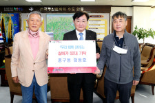 대구전기 함동훈 대표, 안동시에 보행보조기 50대 기탁