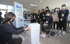 [포토] 경덕여고 미리 해보는 선거 체험…대구시 선거관리위원회