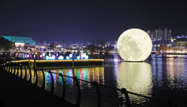 [포토] 대구 수성못 대형달 앞에서 인생샷 찰칵