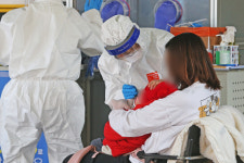 [포토] 엄마 품에 안겨…유아들로 북적이는 대구 동구보건소