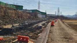 포항 땅 밑이 수상하다...철강공단 내 공장서 대규모 땅 꺼짐 발생