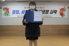 문경오미자 정보화마을, 동로초·중 졸업생 2명 장학금 전달