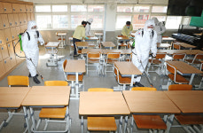 [포토] 새 학기 앞두고 50사단 장병들 학교 방역작업