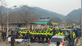 경북 성주 사드기지 공사 장비·자재 반입에 긴장감…경찰·주민 충돌 우려