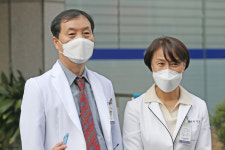 [포토] 대구 첫 백신 접종 소감 밝히는 황순구·이명옥 의사 부부