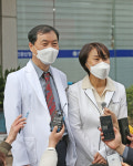 [포토] 대구 첫 백신 접종 소감 밝히는 황순구·이명옥 의사 부부