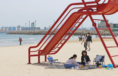 [포토] 다가오는 여름…포항 영일대해수욕장 찾은 시민들