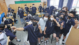 [포토] 중학교 무상교복 배부 시작