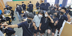 [포토] 중학교 무상교복 배부 시작