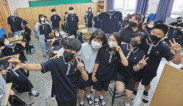 [포토] 중학교 무상교복 배부 시작