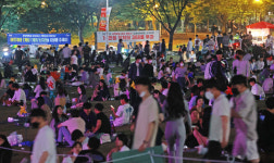 [르포]영업 제한 첫날 수만 명 몰린 야외음악당…7일 밤부터 폐쇄