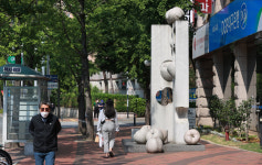 [포토] 대구 수성구 한 버스정류장 옆 길 막은 조형물